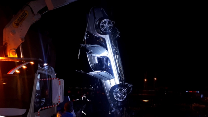 Dereye devrilen araçtaki genç yaralandı