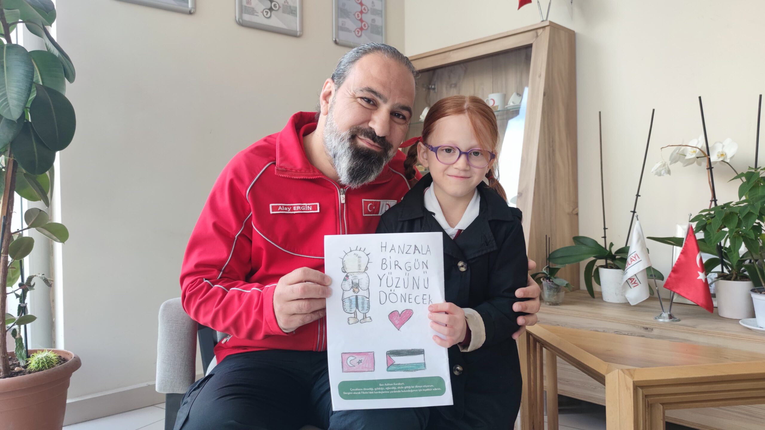 İnegöl’de 7 yaşındaki Aslıhan Karakurt, kendisinin hazırladığı dergileri satışa sunarak Gazze yararına 40 bin lira gelir elde etti