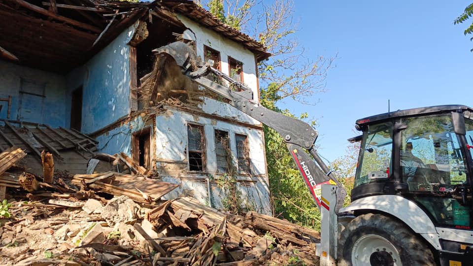 Tehlike saçan metruk binalar yıkılıyor
