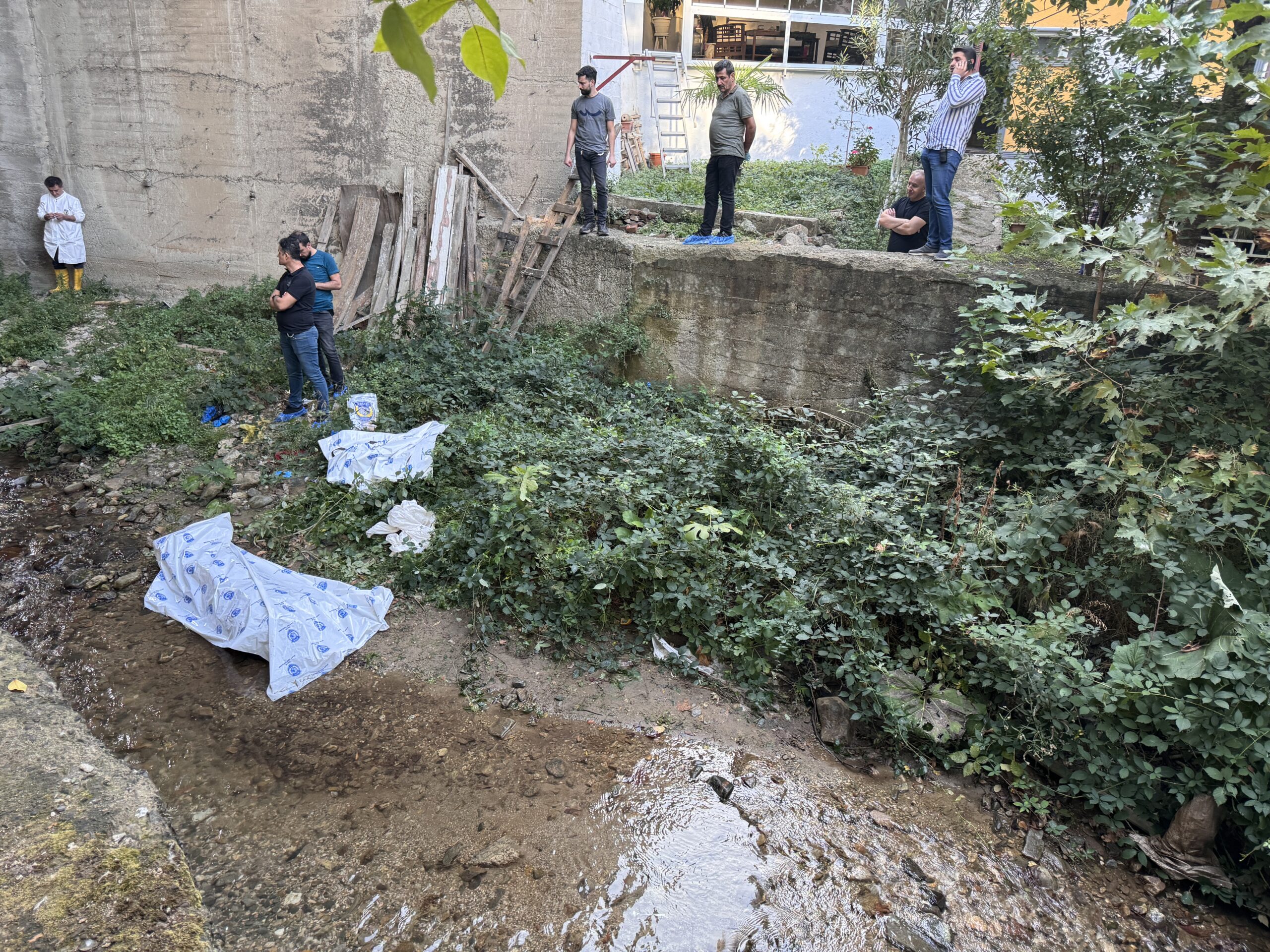 Dere içinde erkek cesedi bulundu