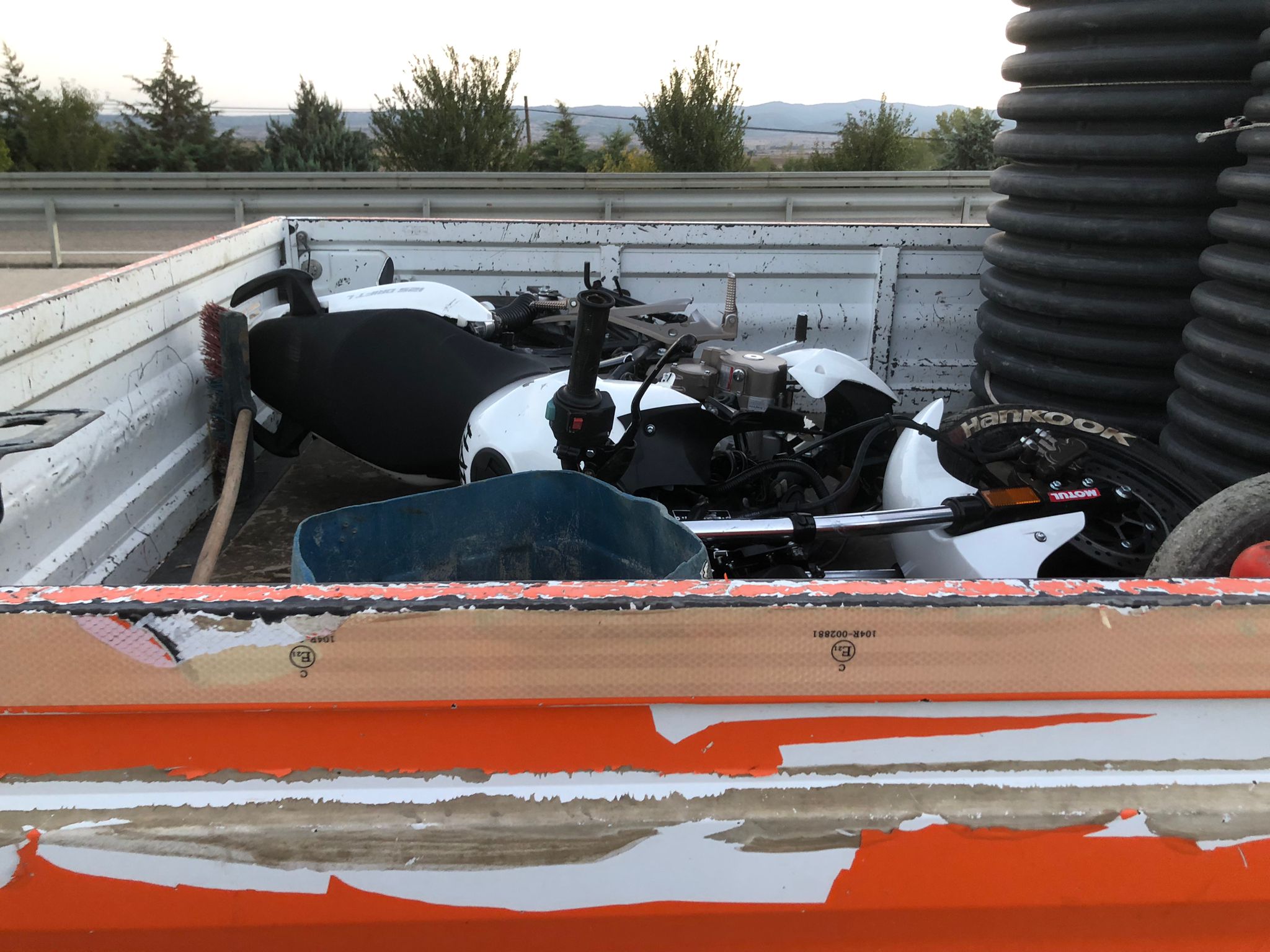 Bariyerlere çarpan motosikletteki sürücü öldü