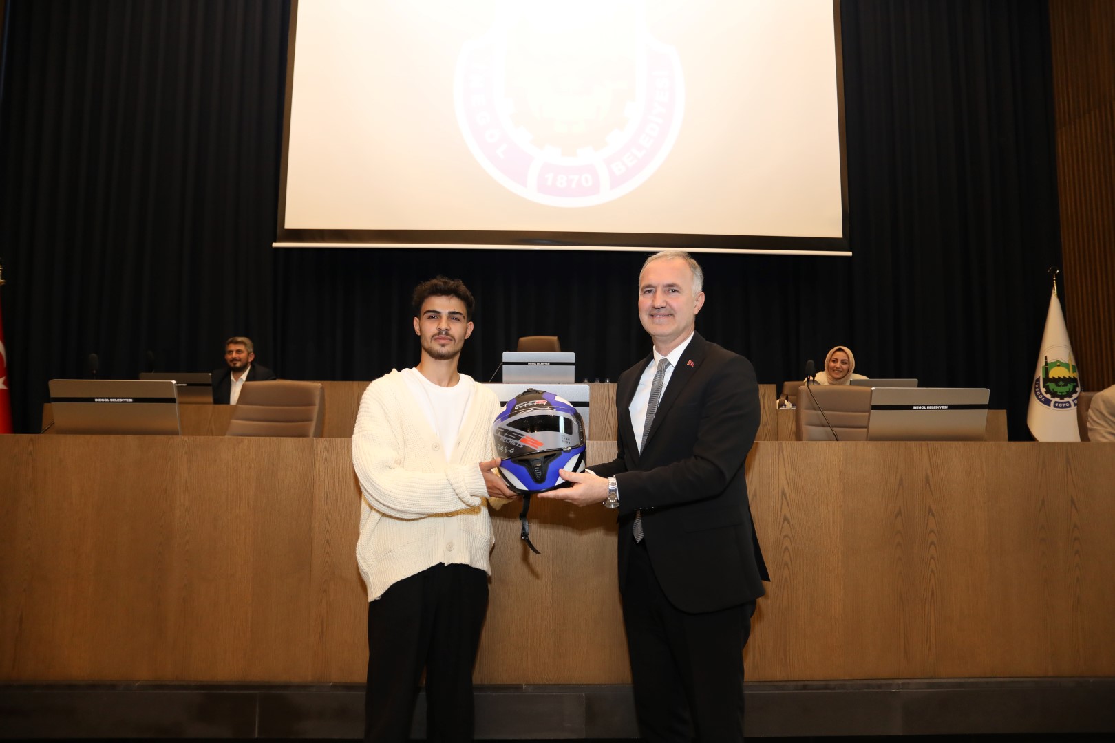 İnegöllü gencin duyarlı davranışı mecliste ödüllendirildi