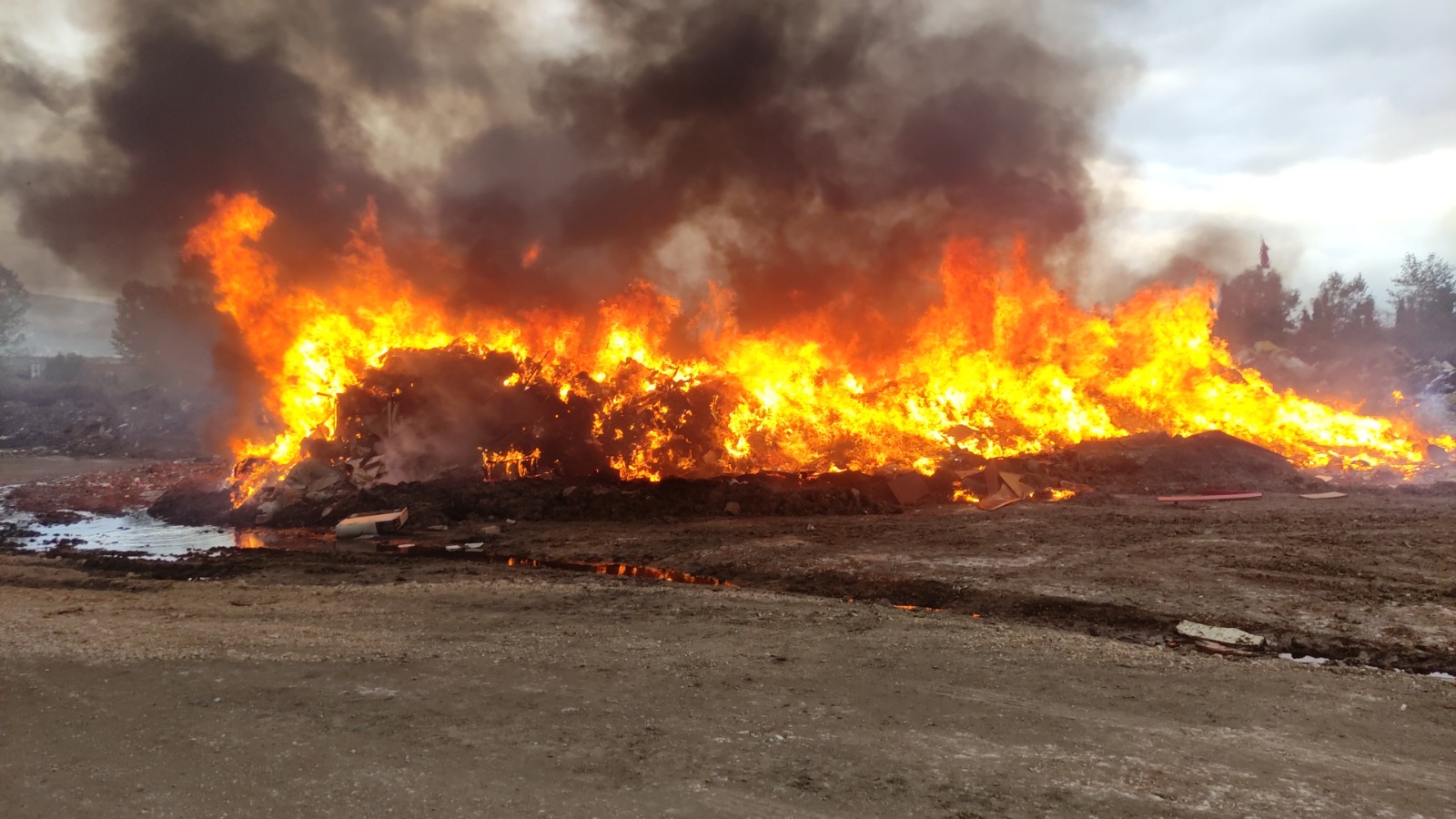 Moloz depolama alanında çıkan yangın söndürüldü