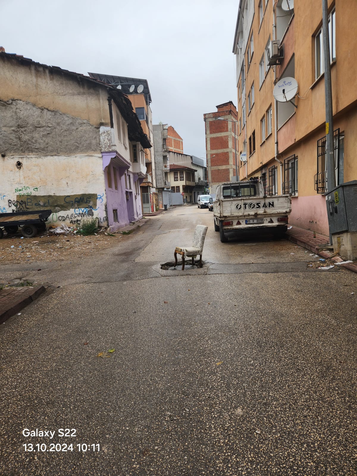 Yenice Mahallesi’nde sürücüler ‘sandalye’ ile uyarılıyor