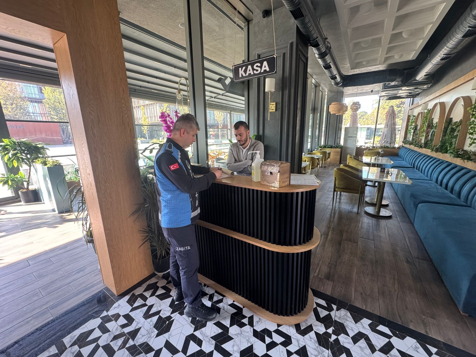 Zabıta Ekipleri kafeleri mercek altına aldı