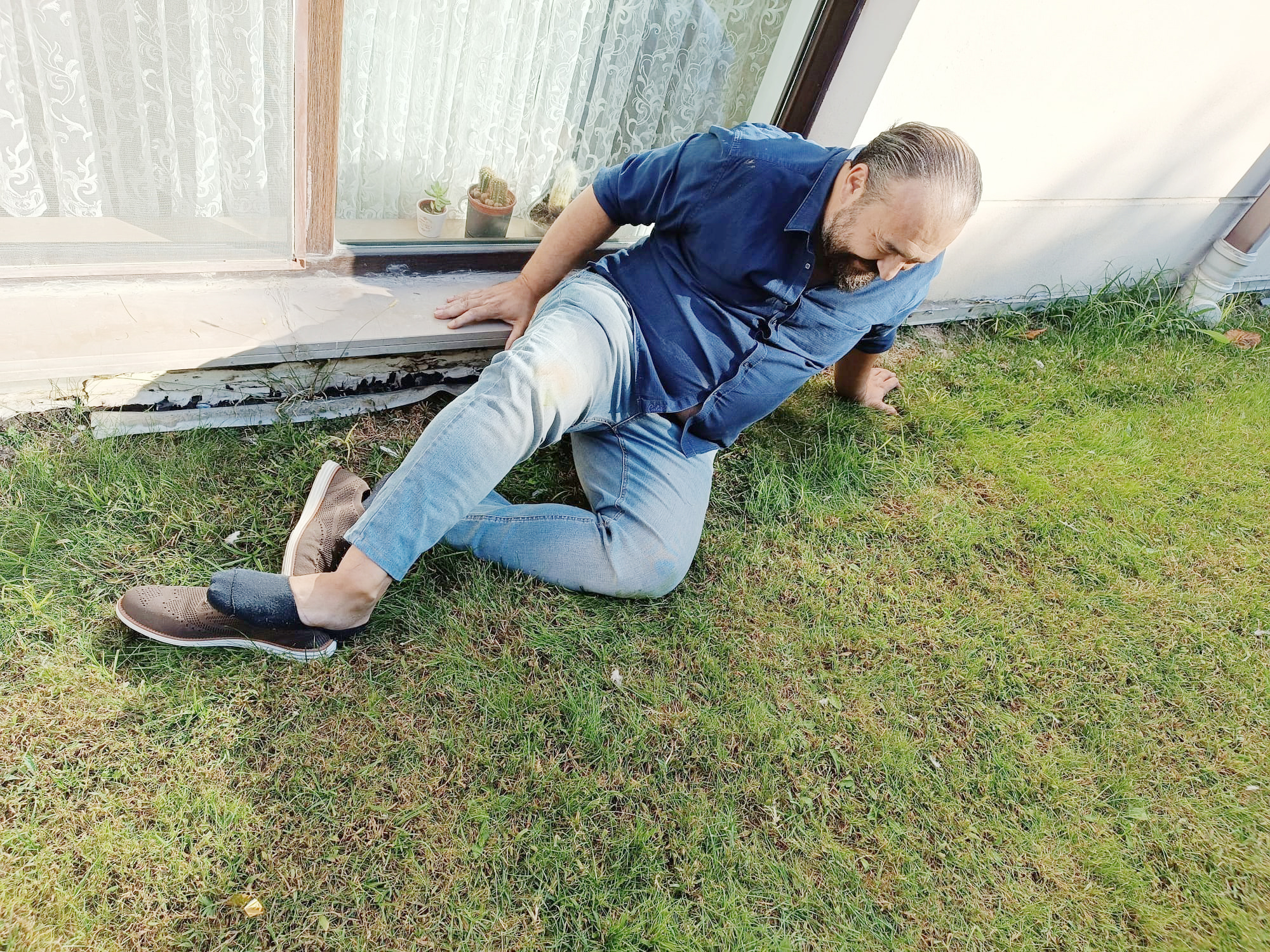 Polisten kaçmaya çalışırken 2. kattan atlayan kişi yaralandı