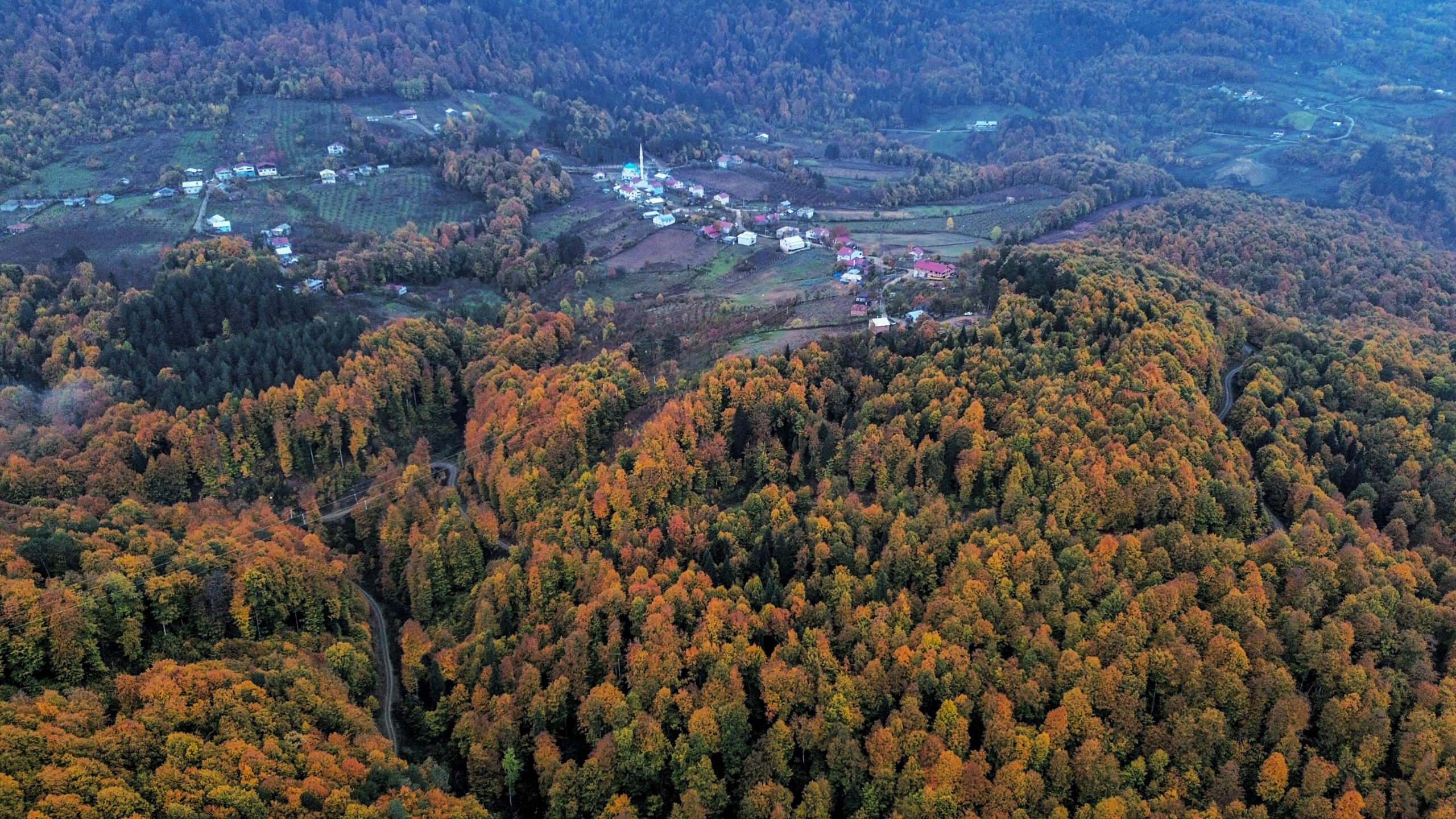 İnegöl’ün yüksek kesimleri sonbahar renklerine büründü