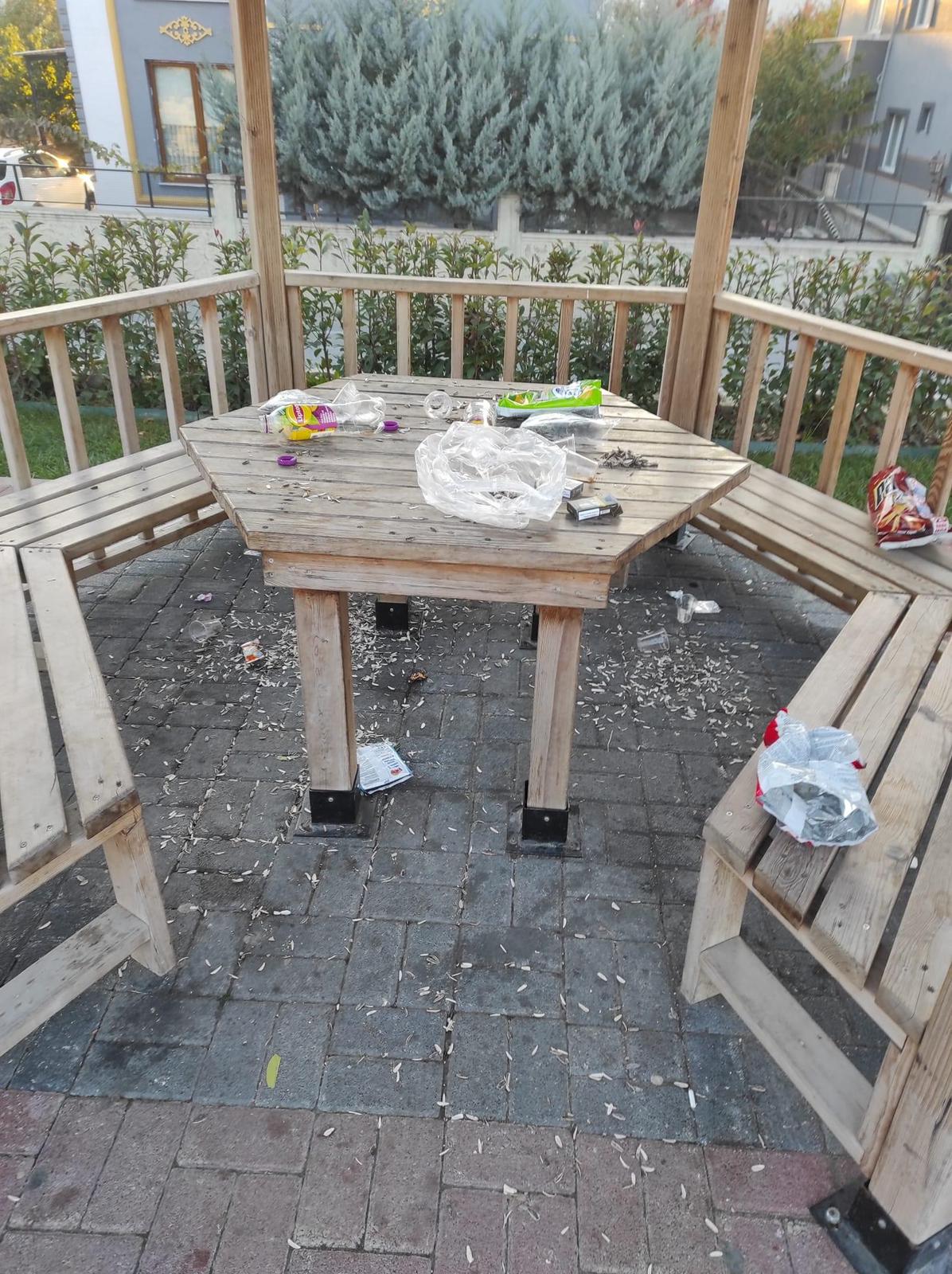 İnegöl’de kameralardan tespit edilen gençlere parka attıkları çöpler temizletildi