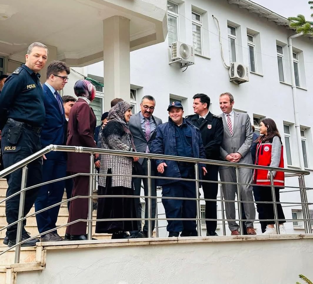 İnegöl’de asker olmak isteyen down sendromlu gence jandarmadan sürpriz