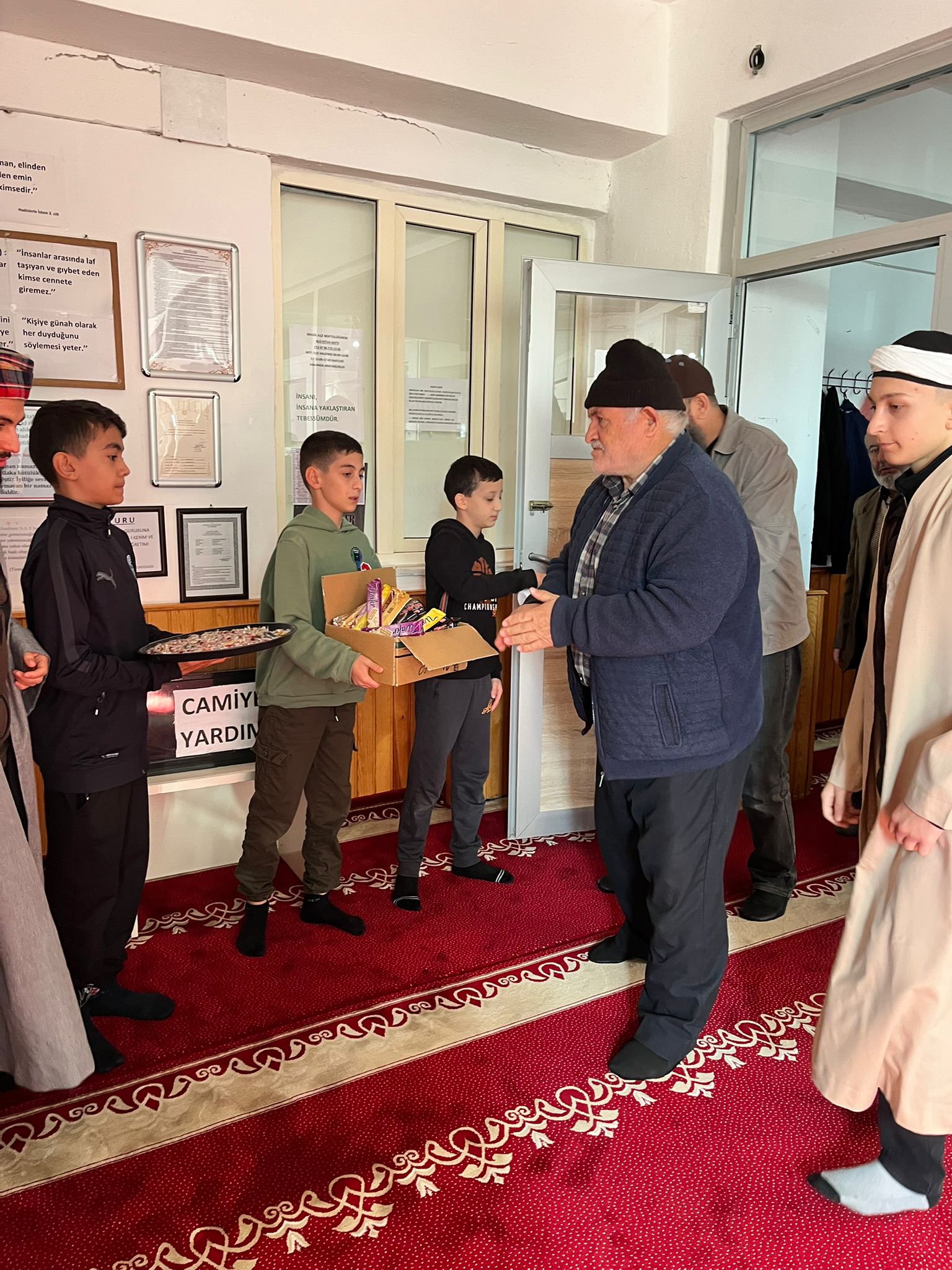 Hüdai Camii Gençleri, ikram ve temizlik etkinliklerine devam ediyor