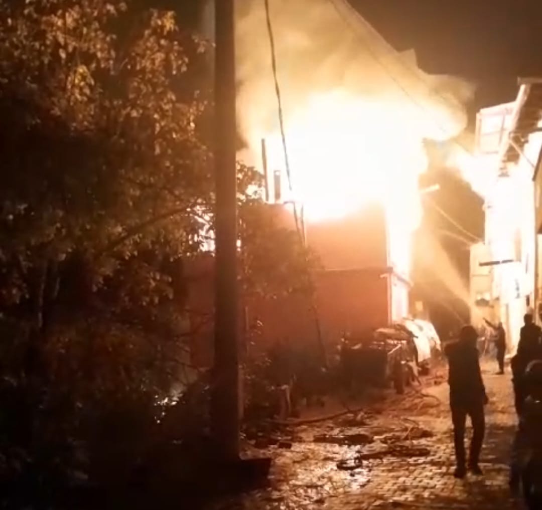 Yangında ev küle döndü