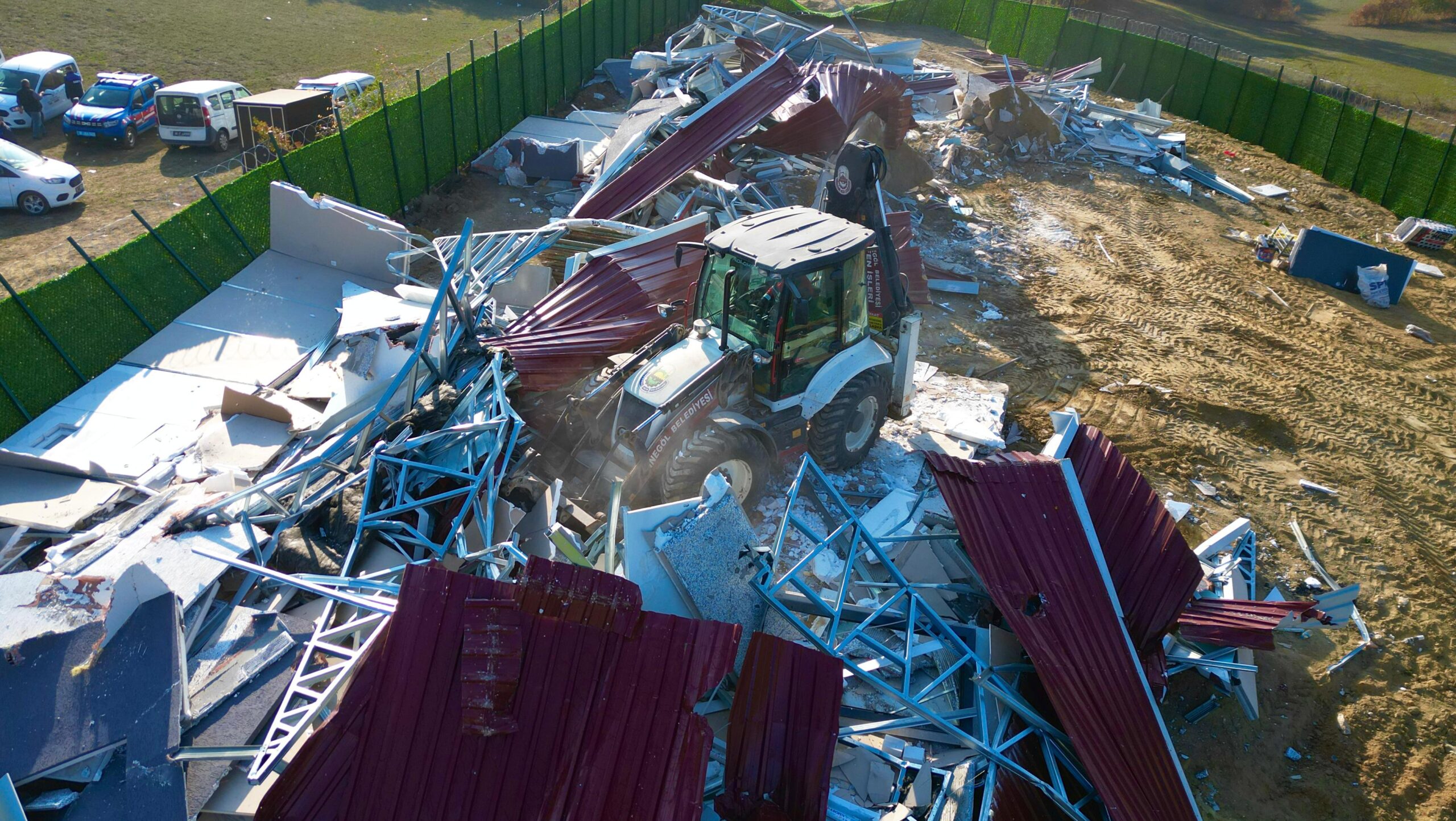 İnegöl’de kaçak yapılar bir bir yıkılıyor