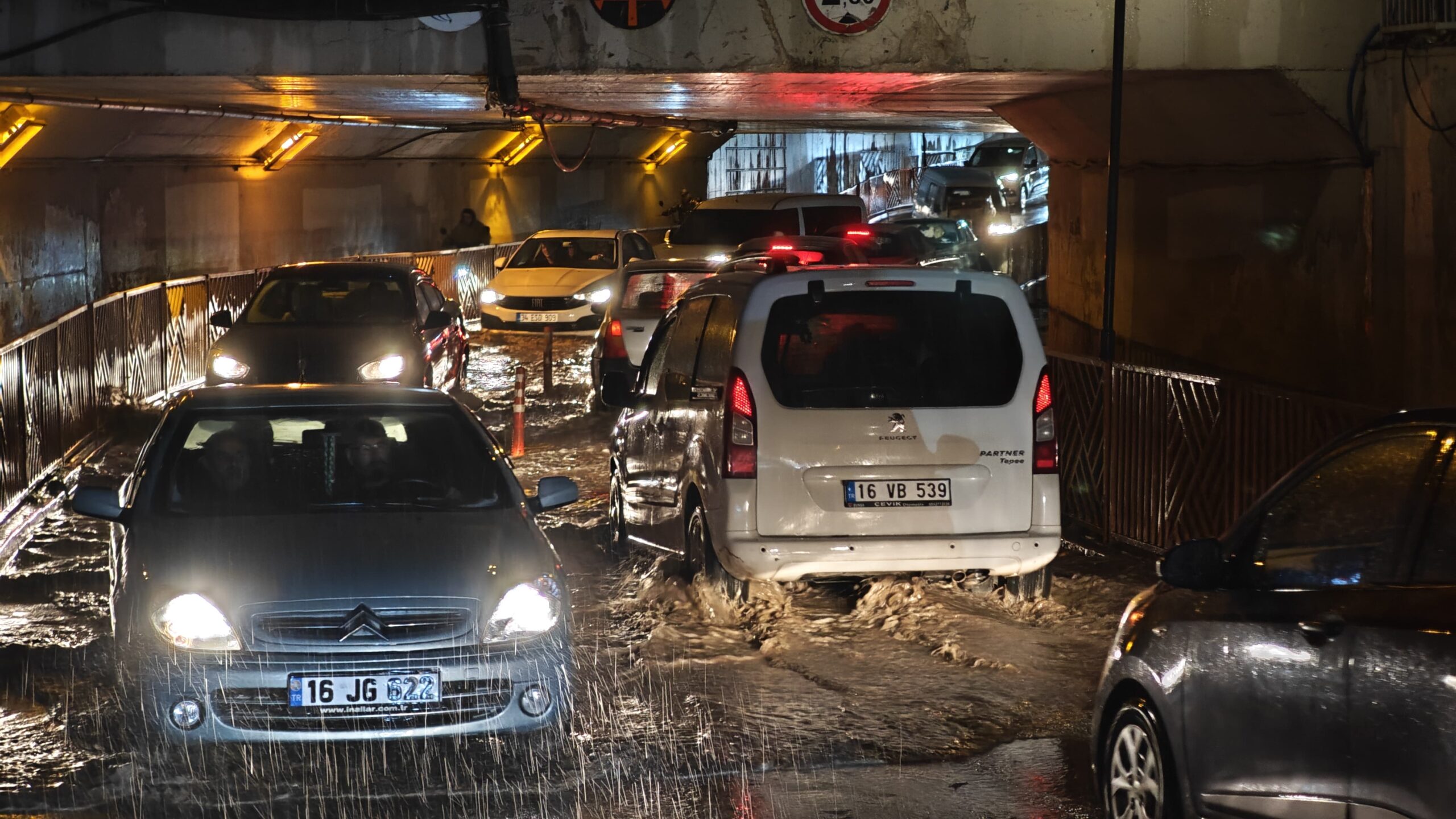 İnegöl’de yağışla birlikte bilindik görüntüler