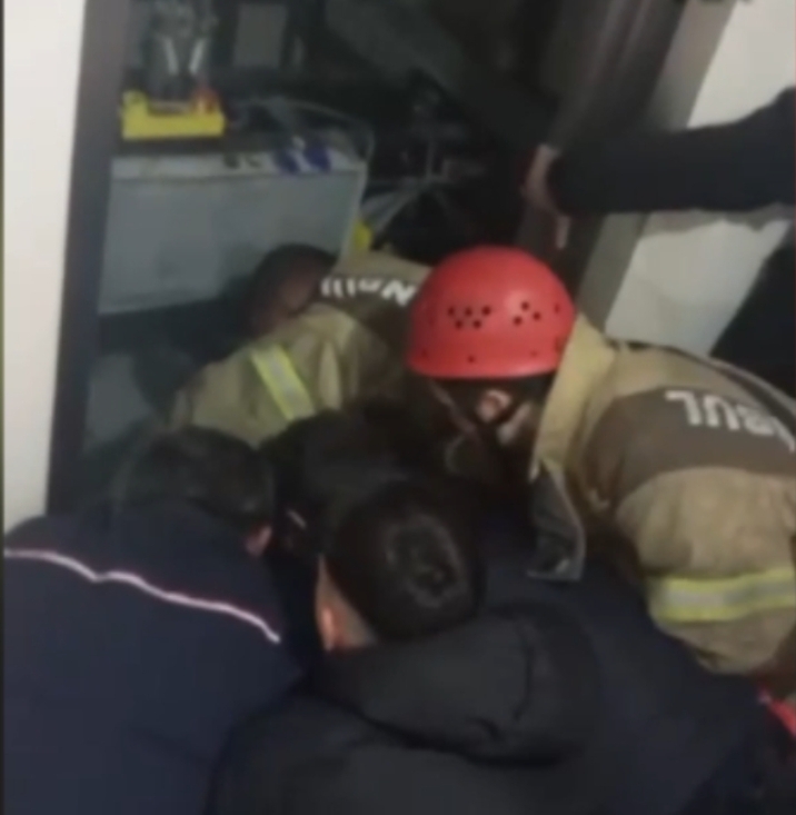 Asansör kabiniyle zemin arasında sıkışan yaşlı adam yaşamını yitirdi