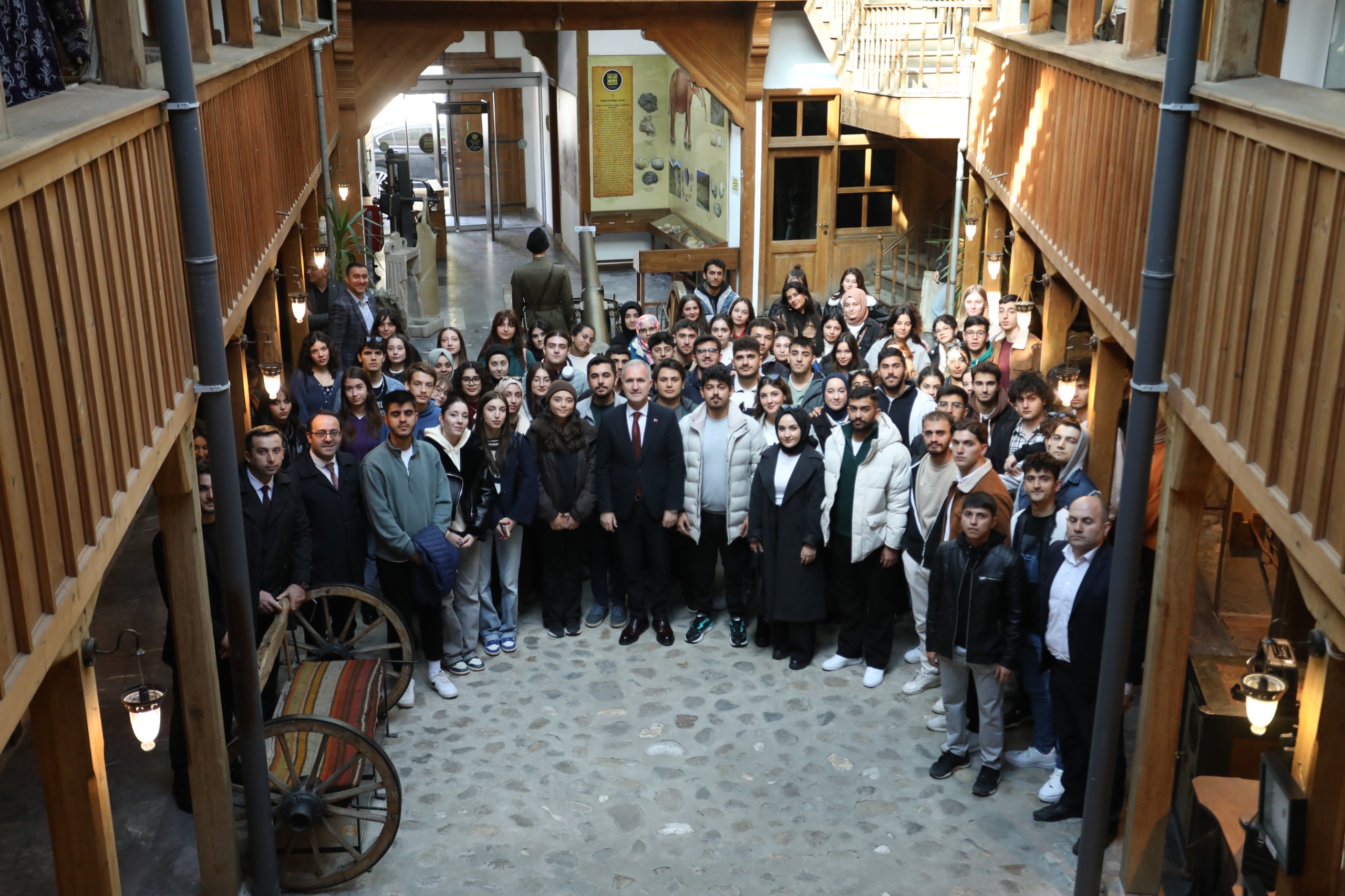 İnegöl’e yeni gelen üniversite öğrencileri şehri tanıyor