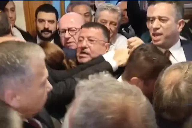 Bütçe görüşmelerinde ortalık karıştı… CHP’li vekiller, İç İşleri Başkanı’na saldırmak istedi
