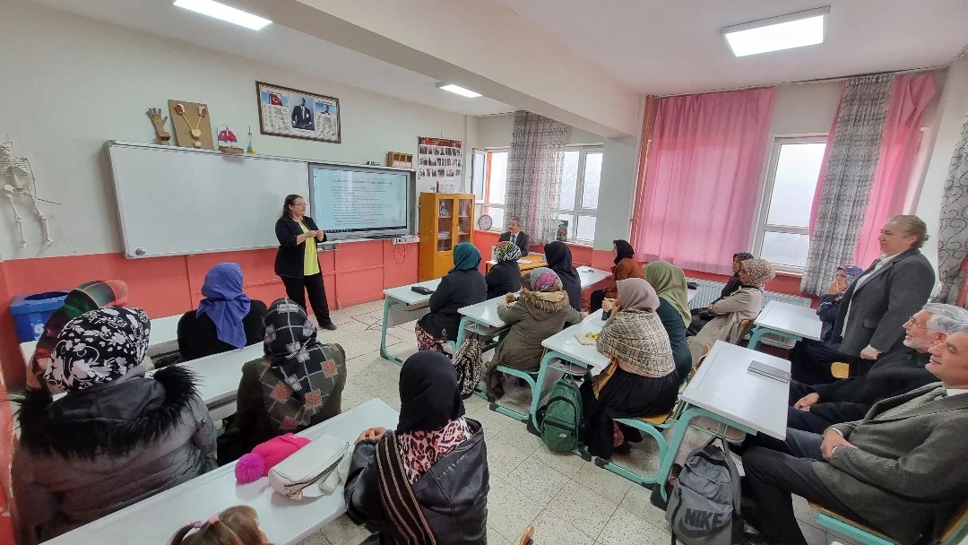 İnegöl’de ‘akran dostluğu ve akran zorbalığı’ eğitimleri devam ediyor