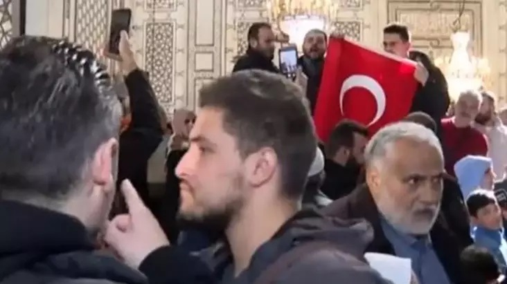 Suriyelilerin akın ettiği Emevi Camii’nde Türk bayrağı açıldı