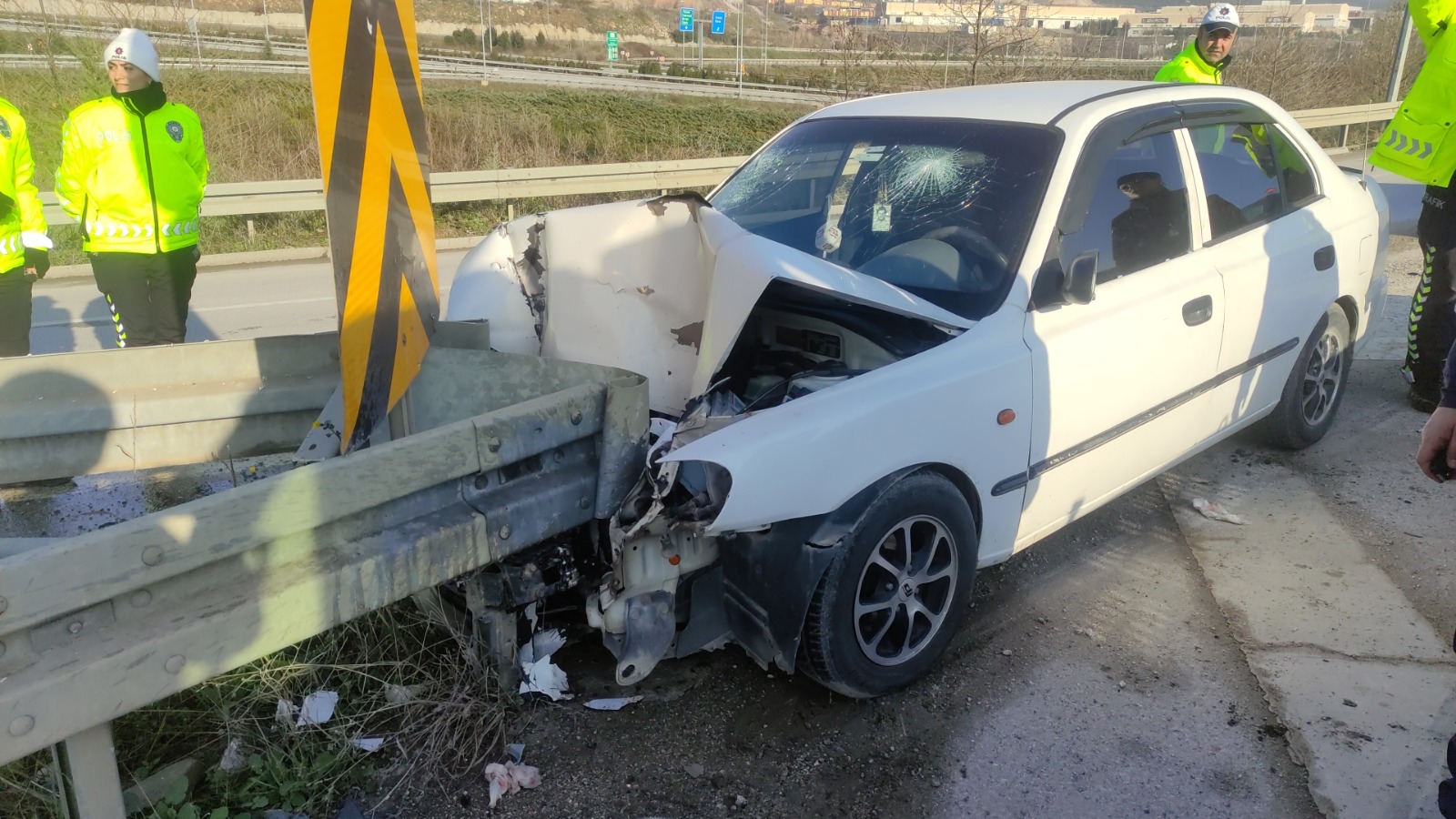 Araç bariyerlere saplandı; 2 yaralı