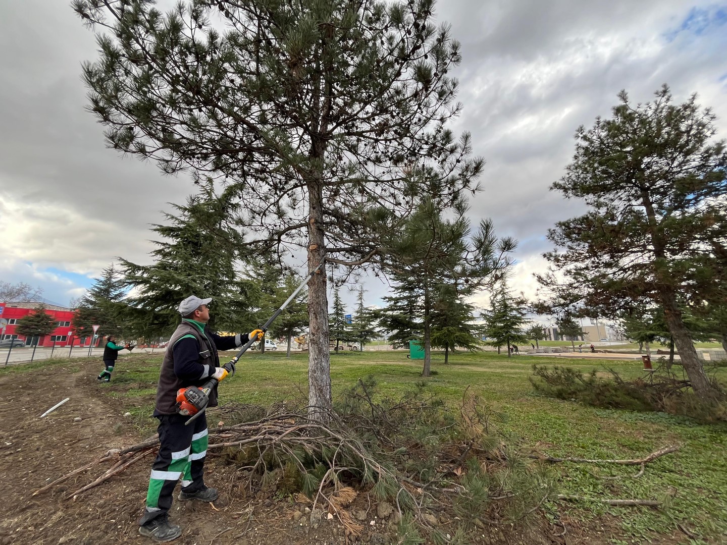 İnegöl’de yeşil alanlar bakıma alındı