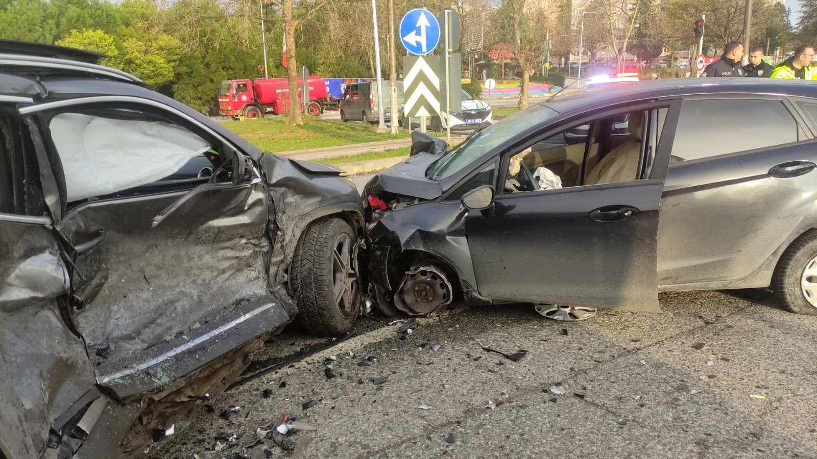 Bayan sürücünün kırmızı ışık ihlali… 2 yaralı