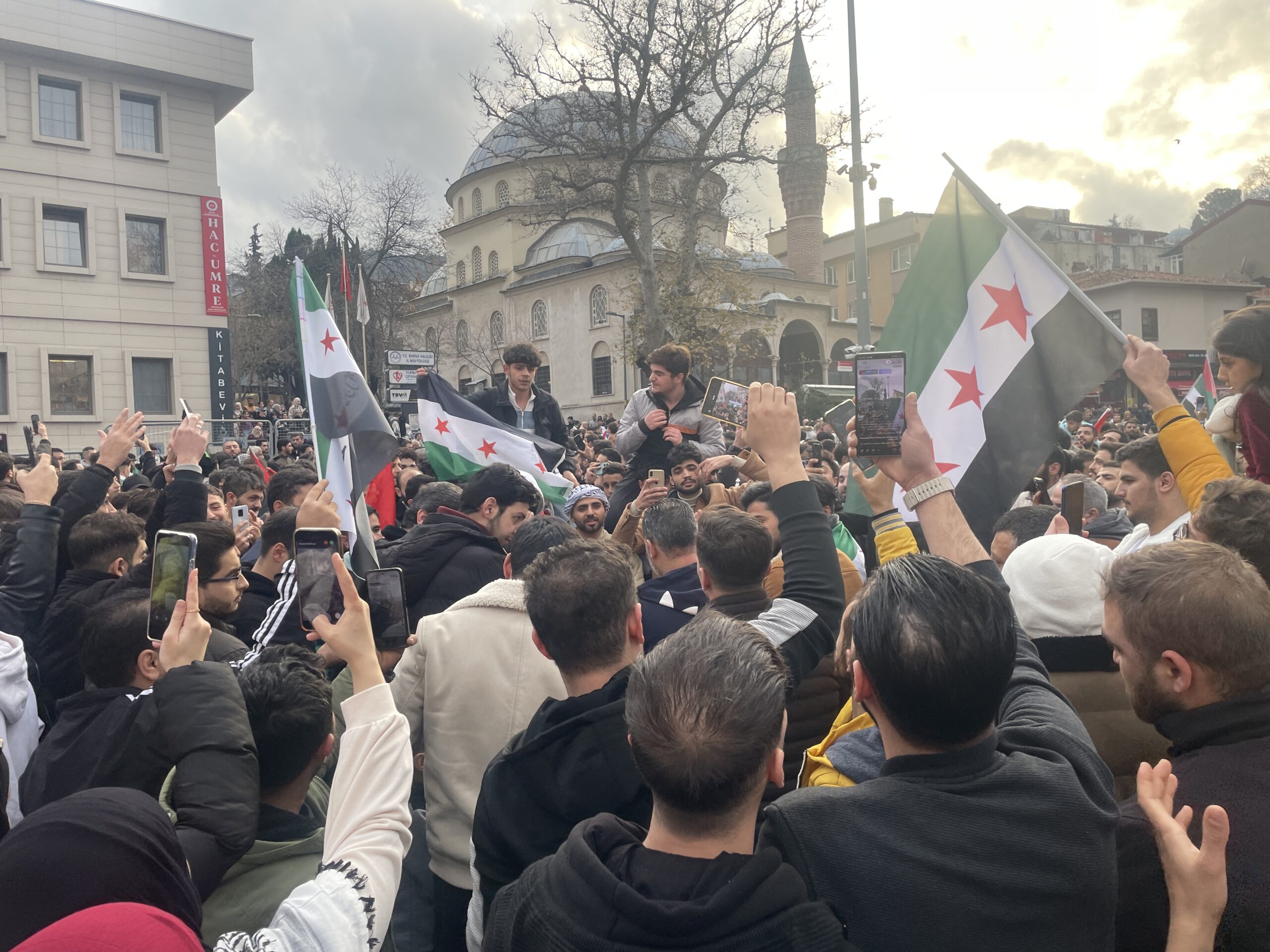 Bursa’da Suriyeliler, Baas rejiminin devrilmesini kutladı