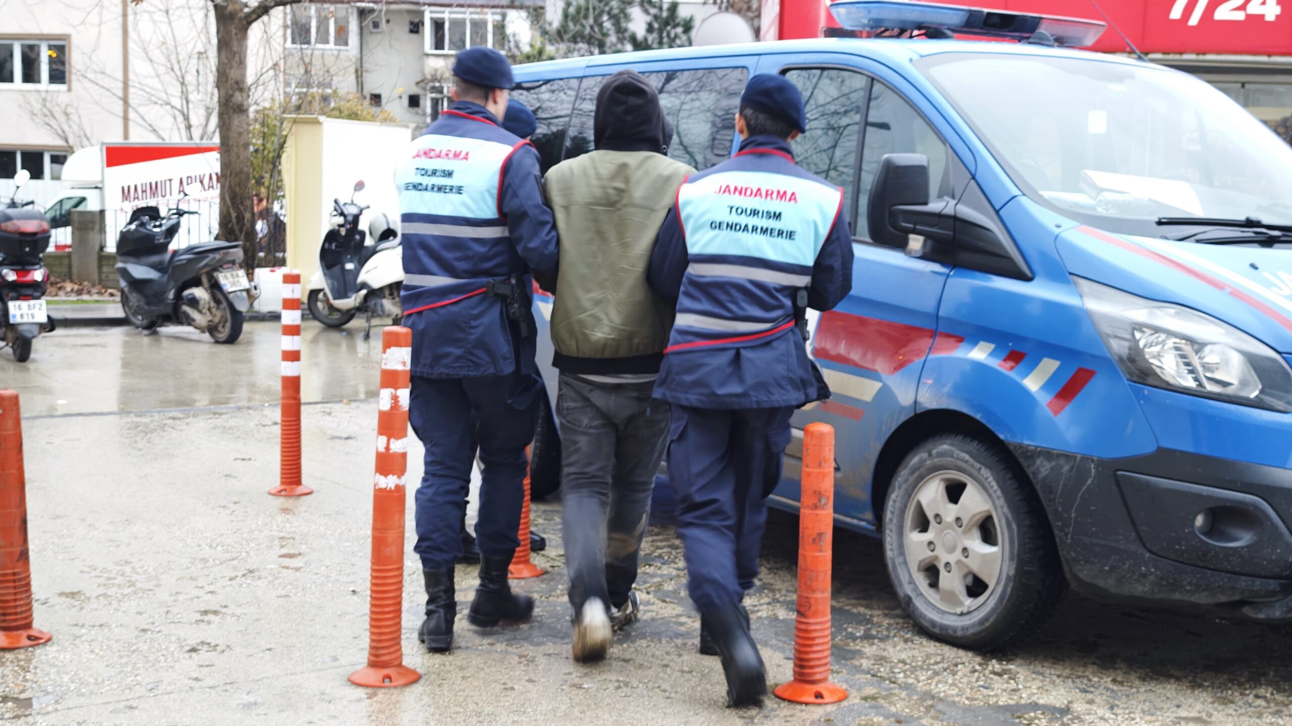Jandarma ekipleri aranan hükümlüyü kıskıvrak yakaladı
