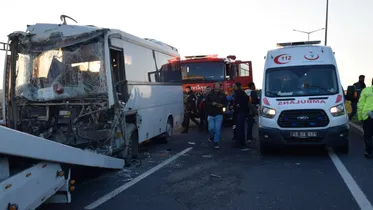 İşçi servisinin tıra çarptığı kazada 22 kişi yaralandı