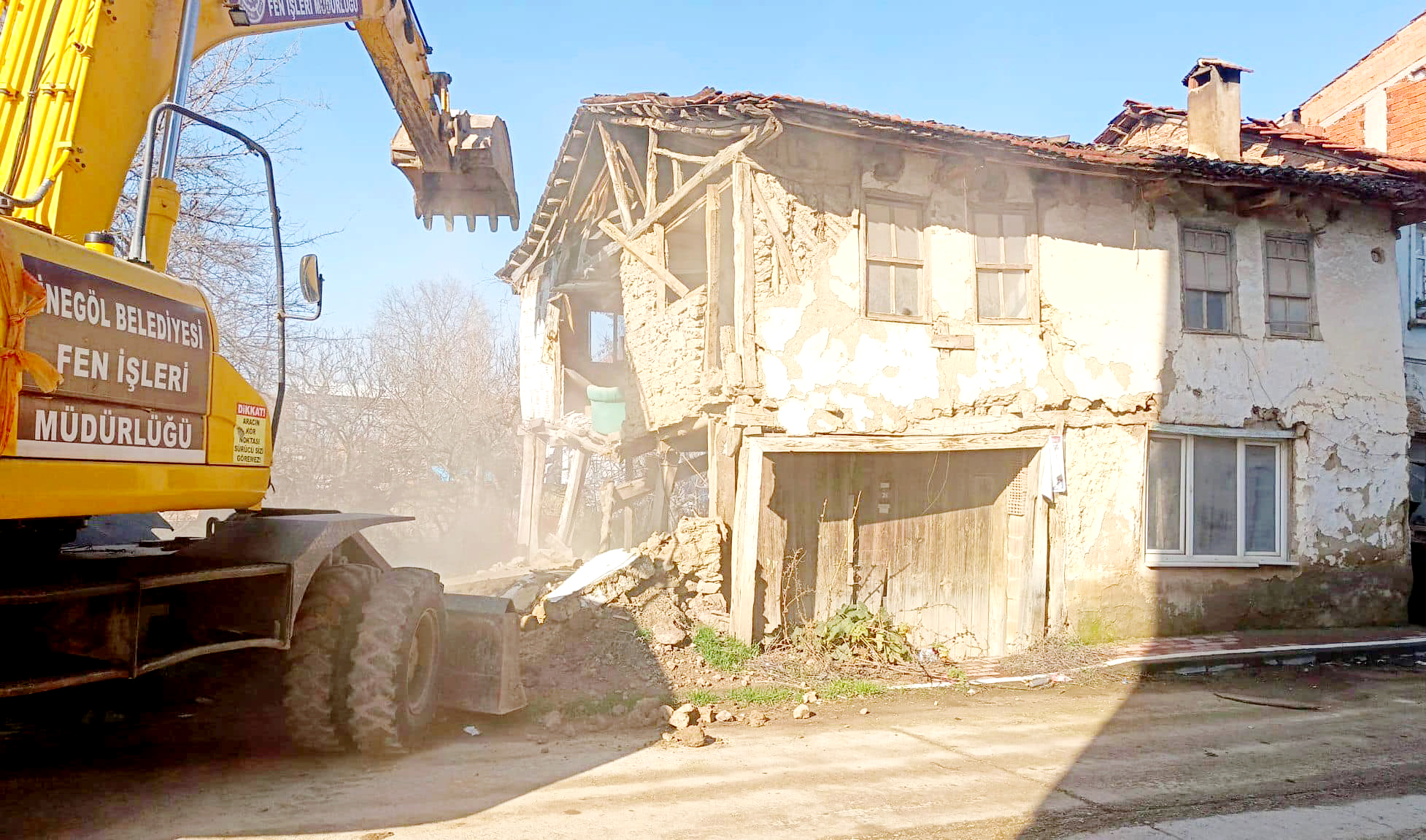 İnegöl’de metruk binaların yıkımı sürüyor