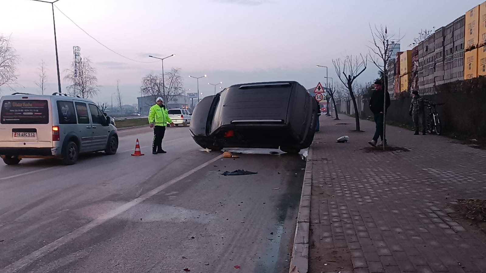 Devrilen aracın sürücüsü yaralandı