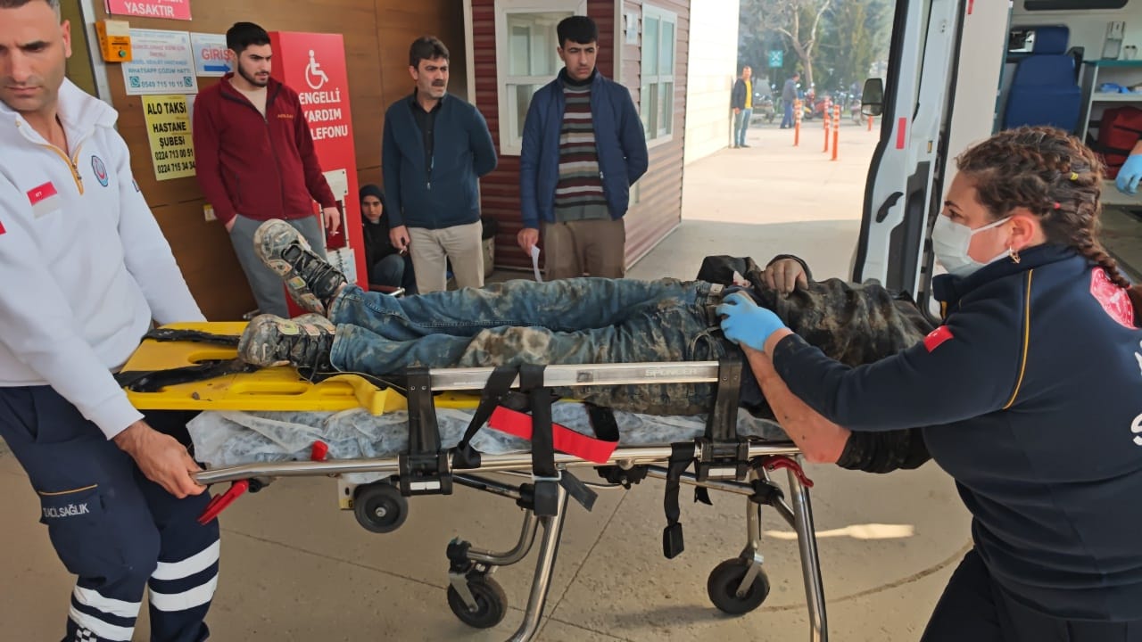 Araçlara kafa attı, kendisi ağır yaralandı