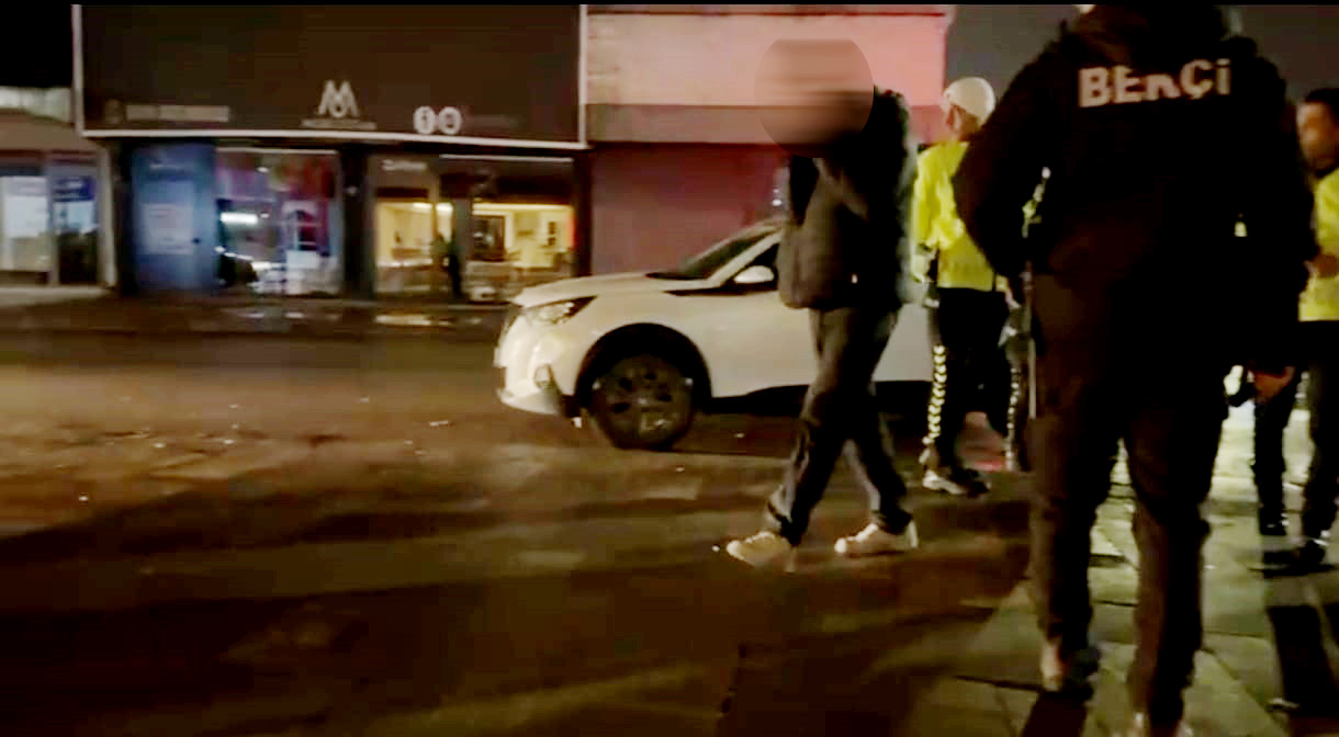 Uygulama noktasında uyanıklık yapmak istedi ama polisler yemedi