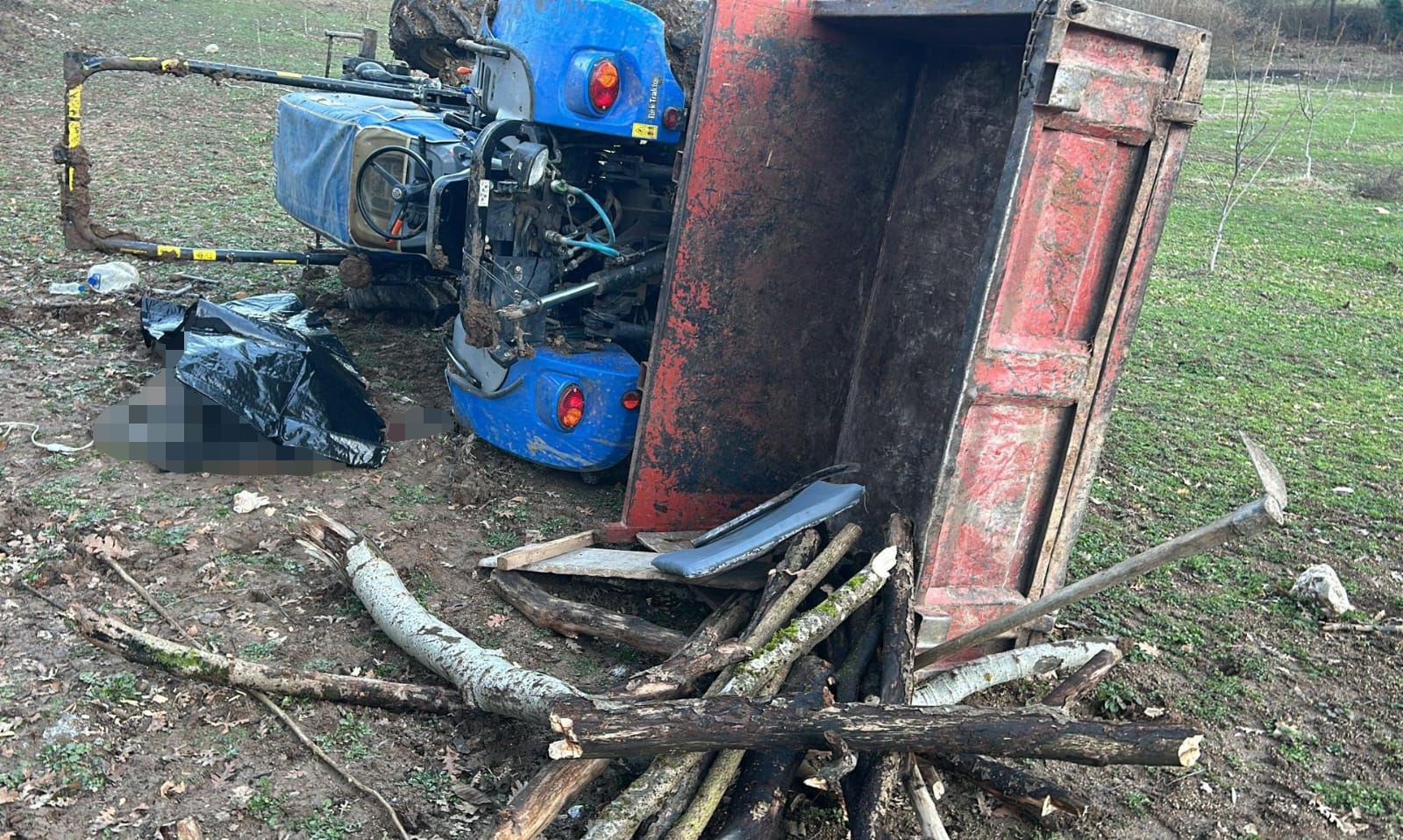 Devrilen traktörün altında kalan kişi yaşamını yitirdi