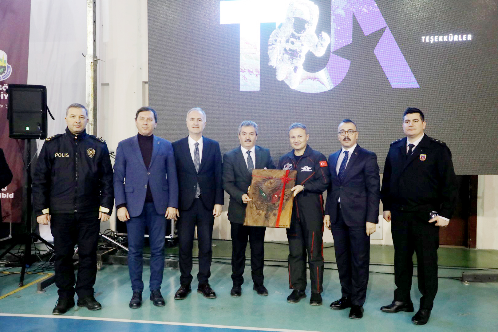 Astronot Alper Gezeravcı İnegöl’de öğrencilerle buluştu