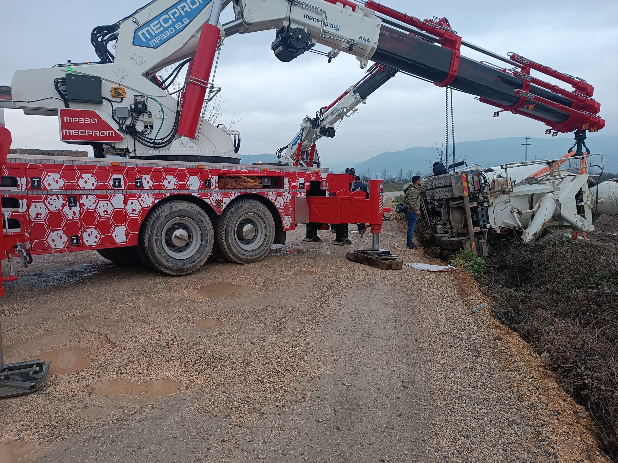 Devrilen beton mikserinin sürücüsü yaralandı