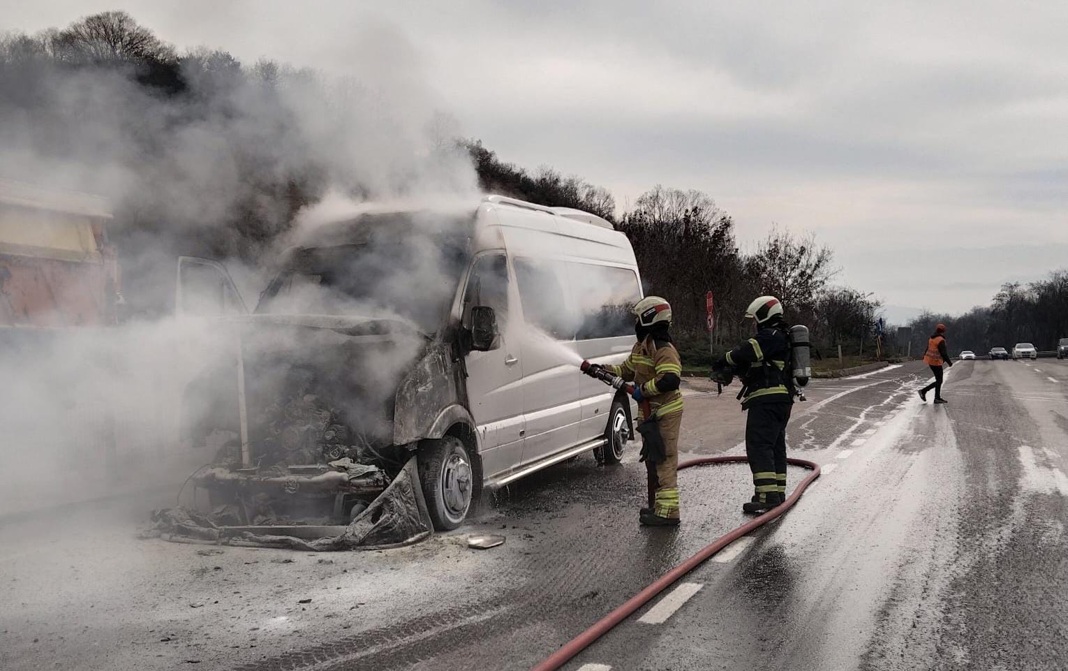 Minibüs alevlere teslim oldu