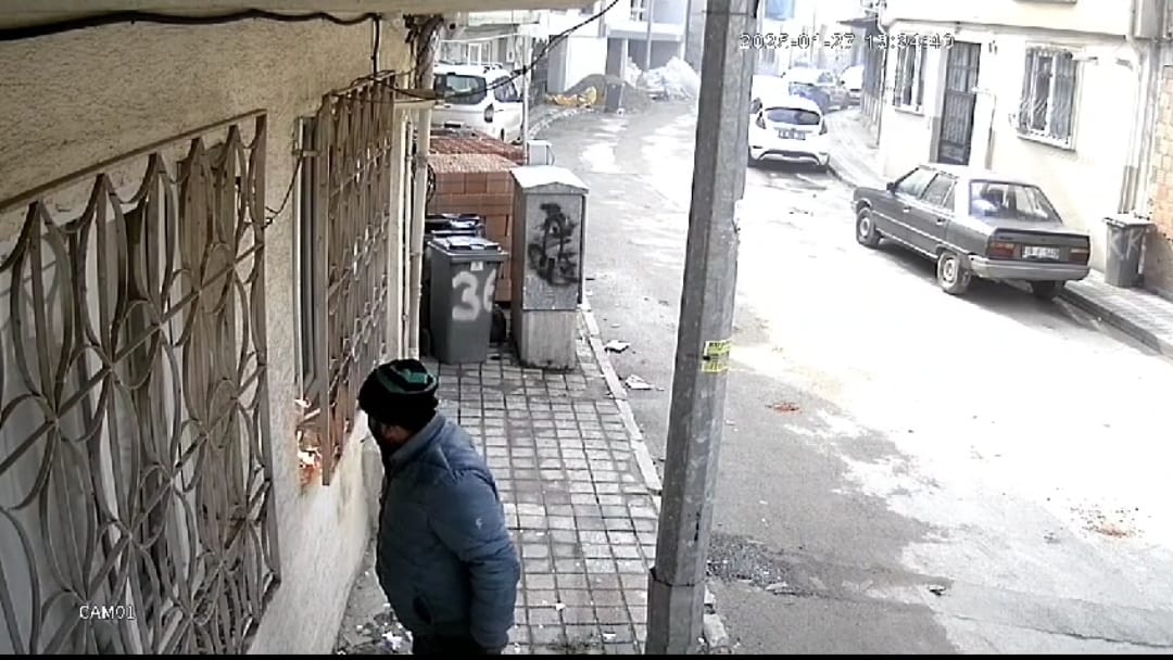 İnegöl’de bir daireyi kundaklayan şahıs kamerada