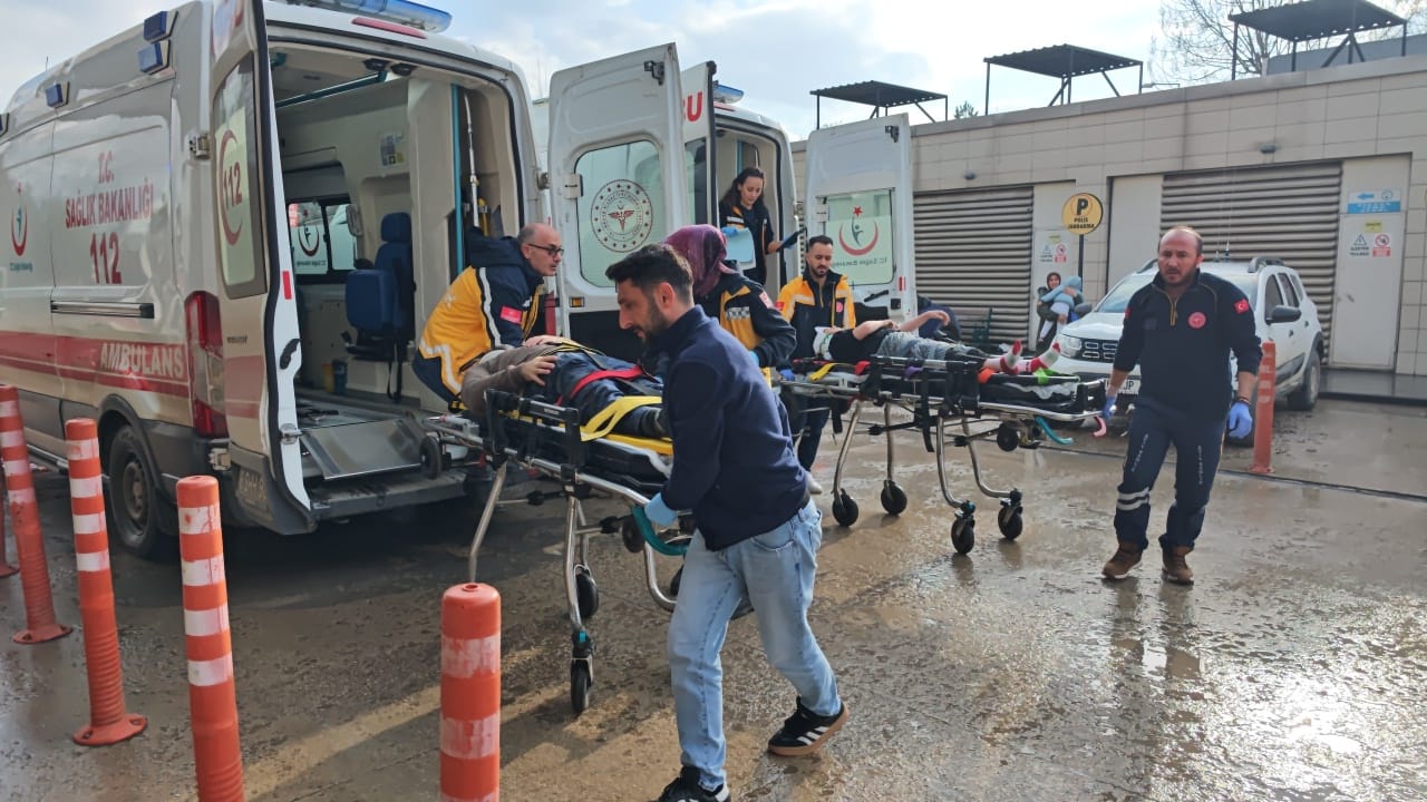 Motosiklet kazasında baba ve kızı yaralandı