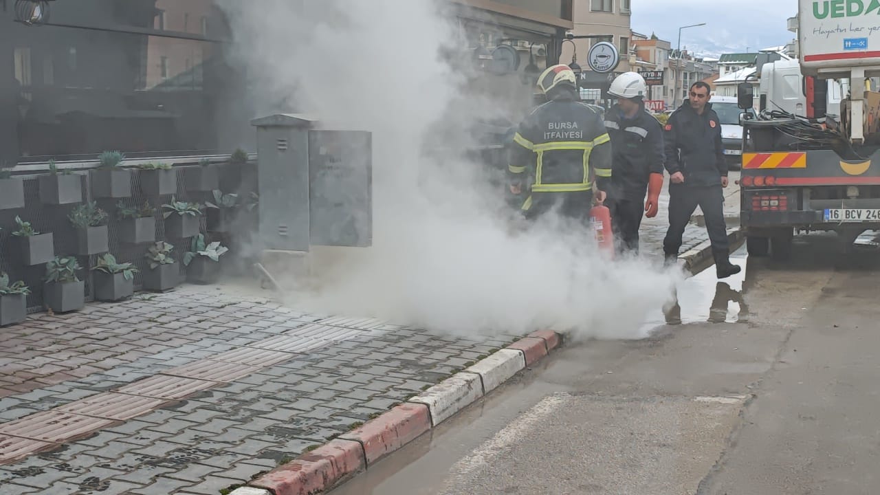 Elektrik trafosundan çıkan yangın korkuttu