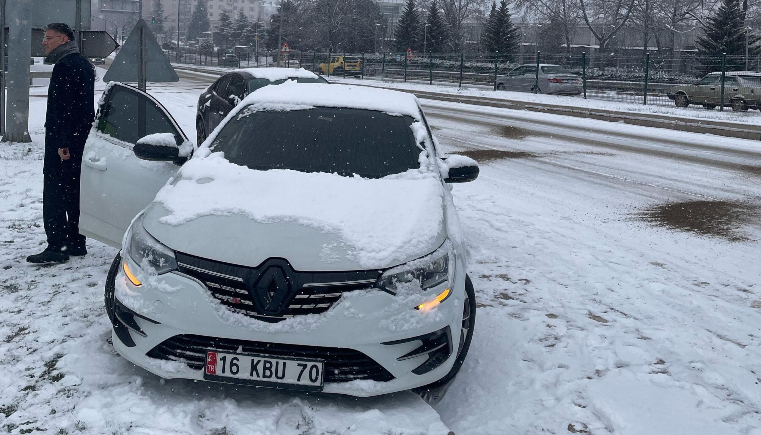 Kontrolden çıkıp kaldırıma çarptı