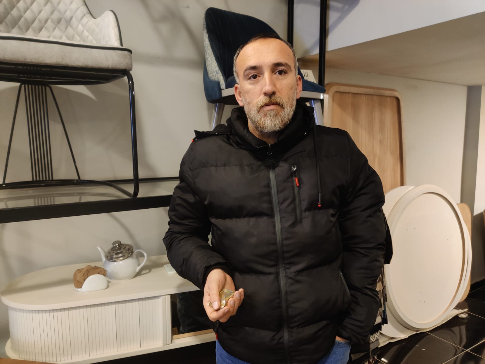 Bulduğu altınları polislere teslim etti