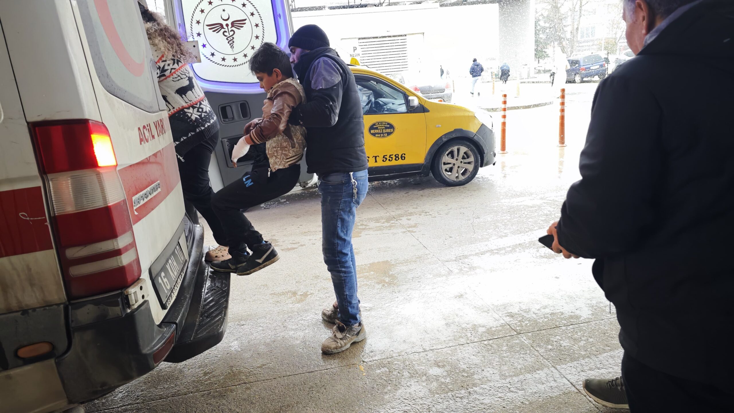 Duvardan atlamak isterken elinden yaralandı