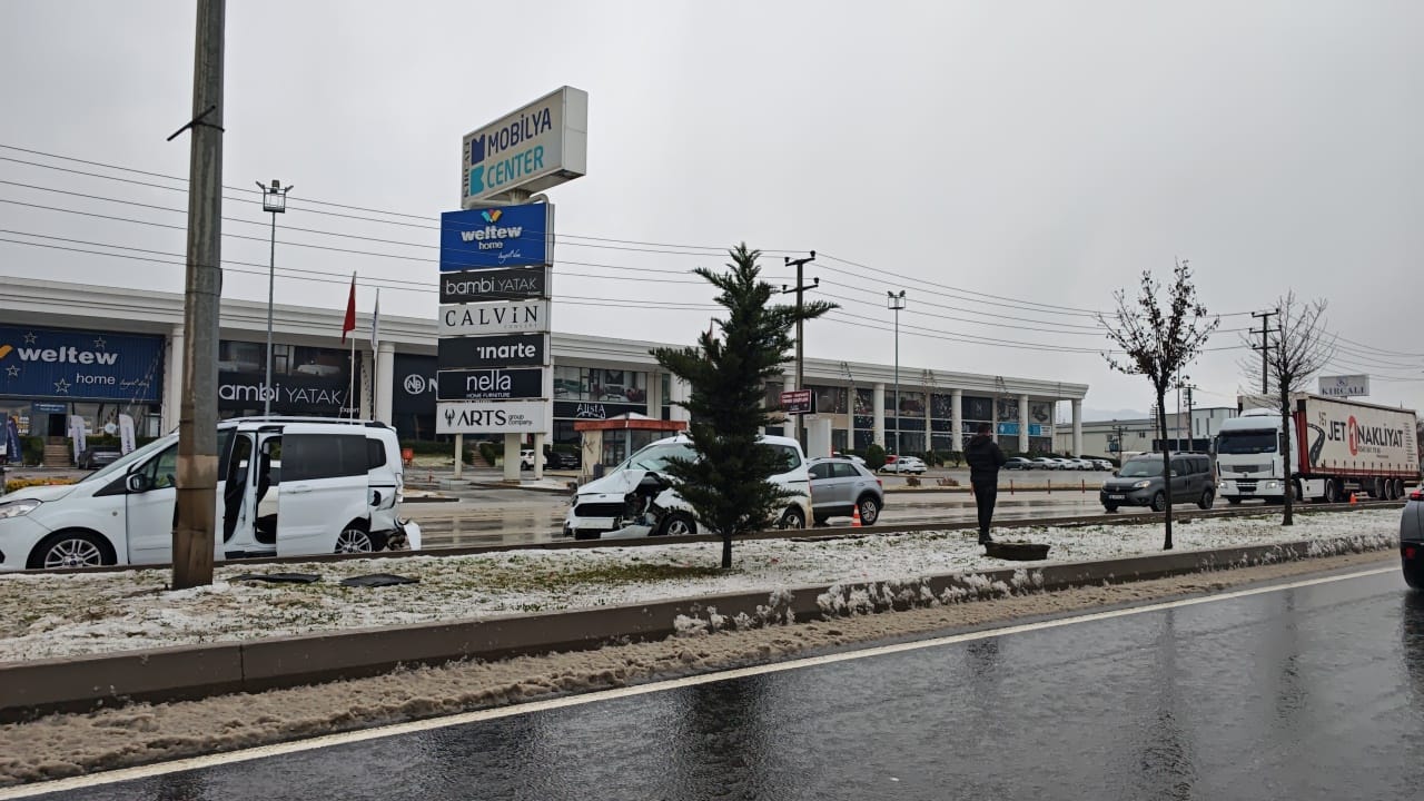 İnegöl’de trafik karıştı; 4 yaralı
