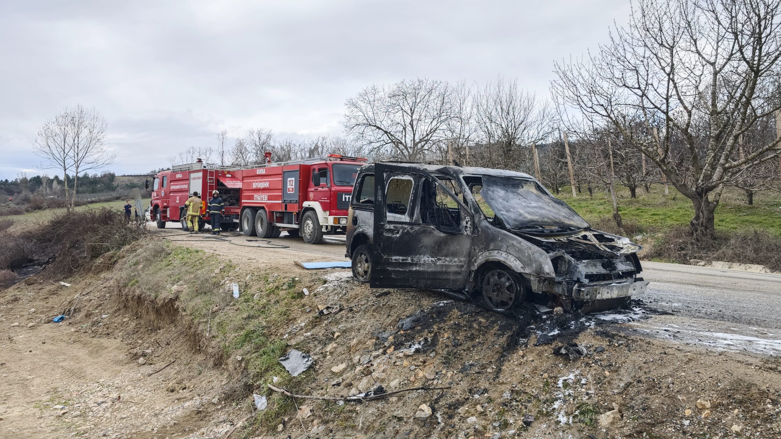 Muhtarın aracı yol kenarında yanarak kullanılmaz hale geldi