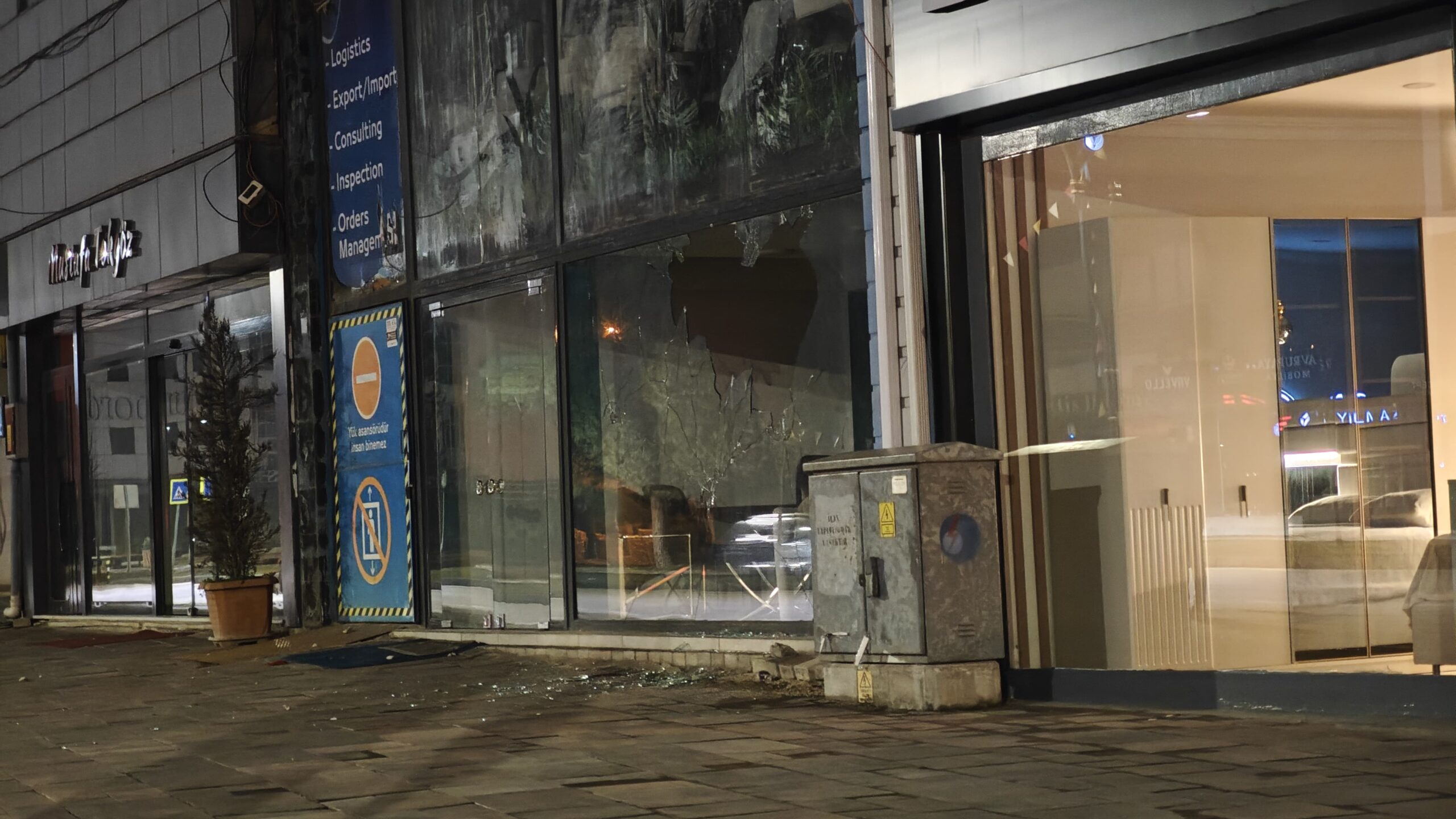 Mobilya mağazasına gece vakti saldırı