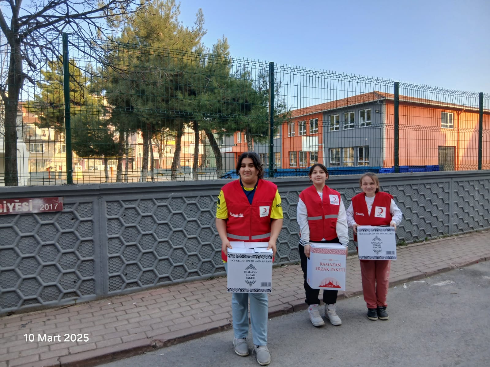 İnegöl’de öğrenciler, yardım kolilerini ihtiyaç sahiplerine teslim etti