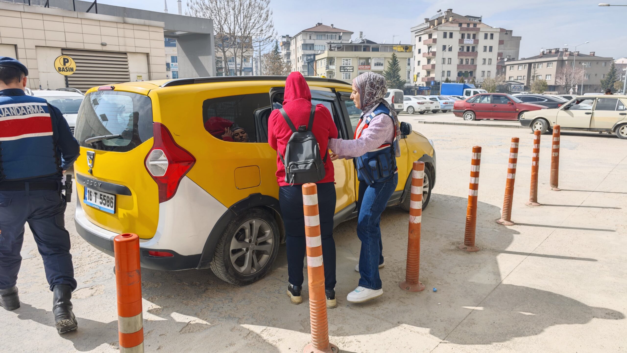 Araması bulunan kadın, Jandarma ekiplerince yakalandı