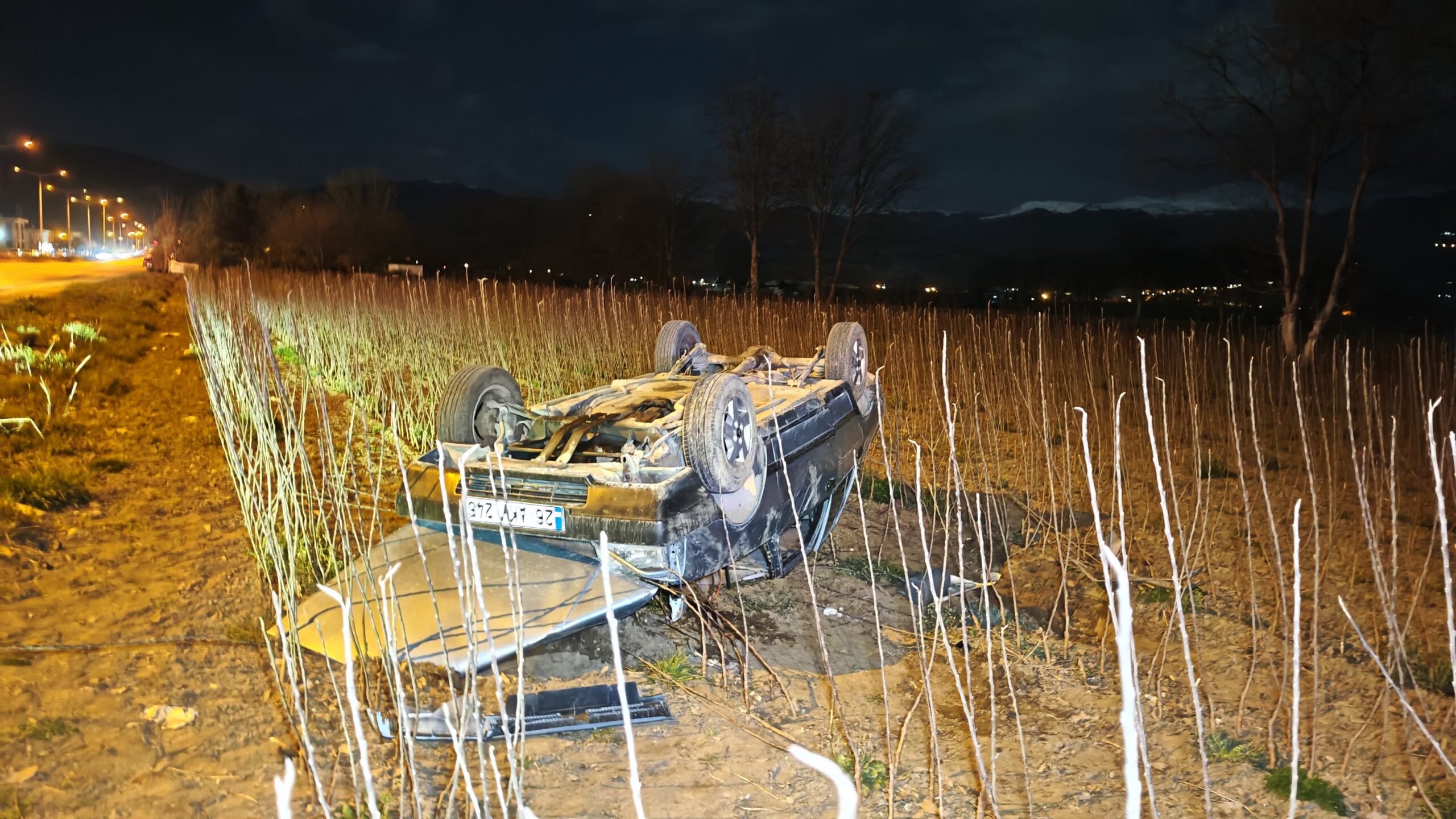 Tarlaya uçup ters durdu