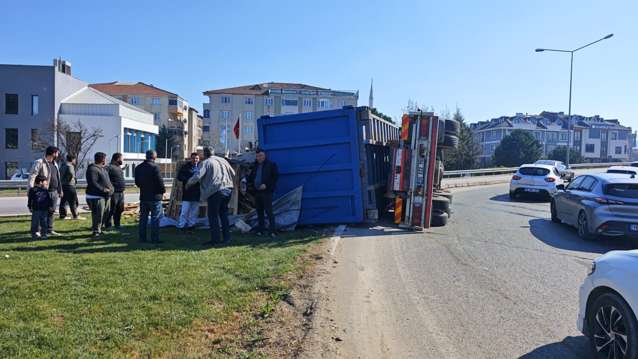 Virajı alamayan kamyon yan yattı
