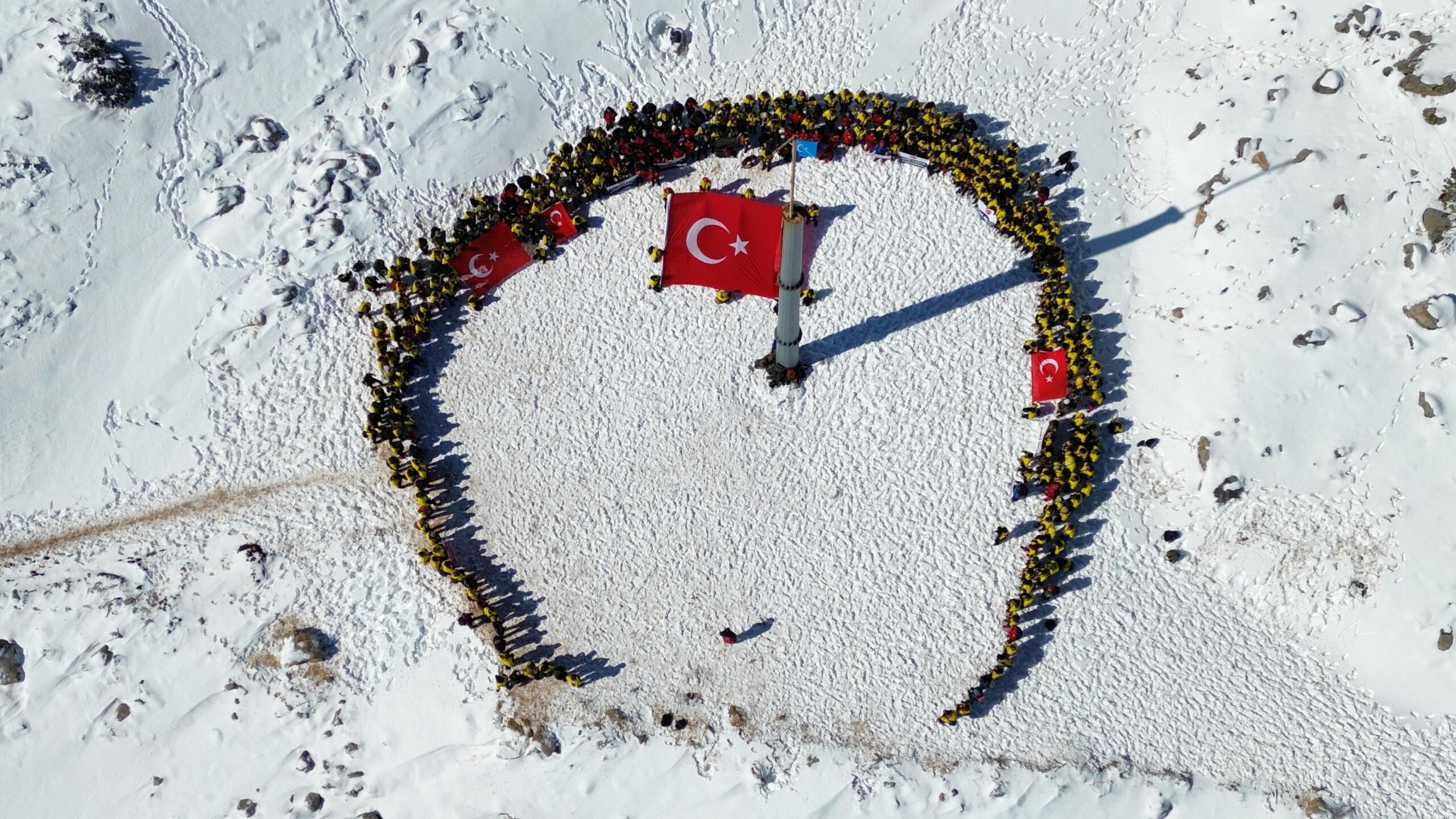 İNEGÖLLÜ GENÇLER MUHSİN YAZICIOĞLU’NU KEŞ DAĞI’NDA ANDI